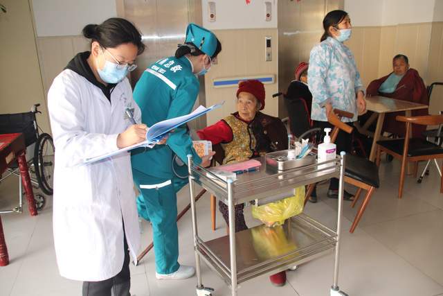 信陽市中醫院“學雷鋒·送健康”養老院志愿行 傳承雷鋒精神，護航銀齡健康
